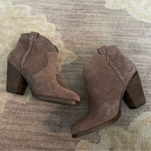 EUC Vince Camuto Hudson Ankle Boots